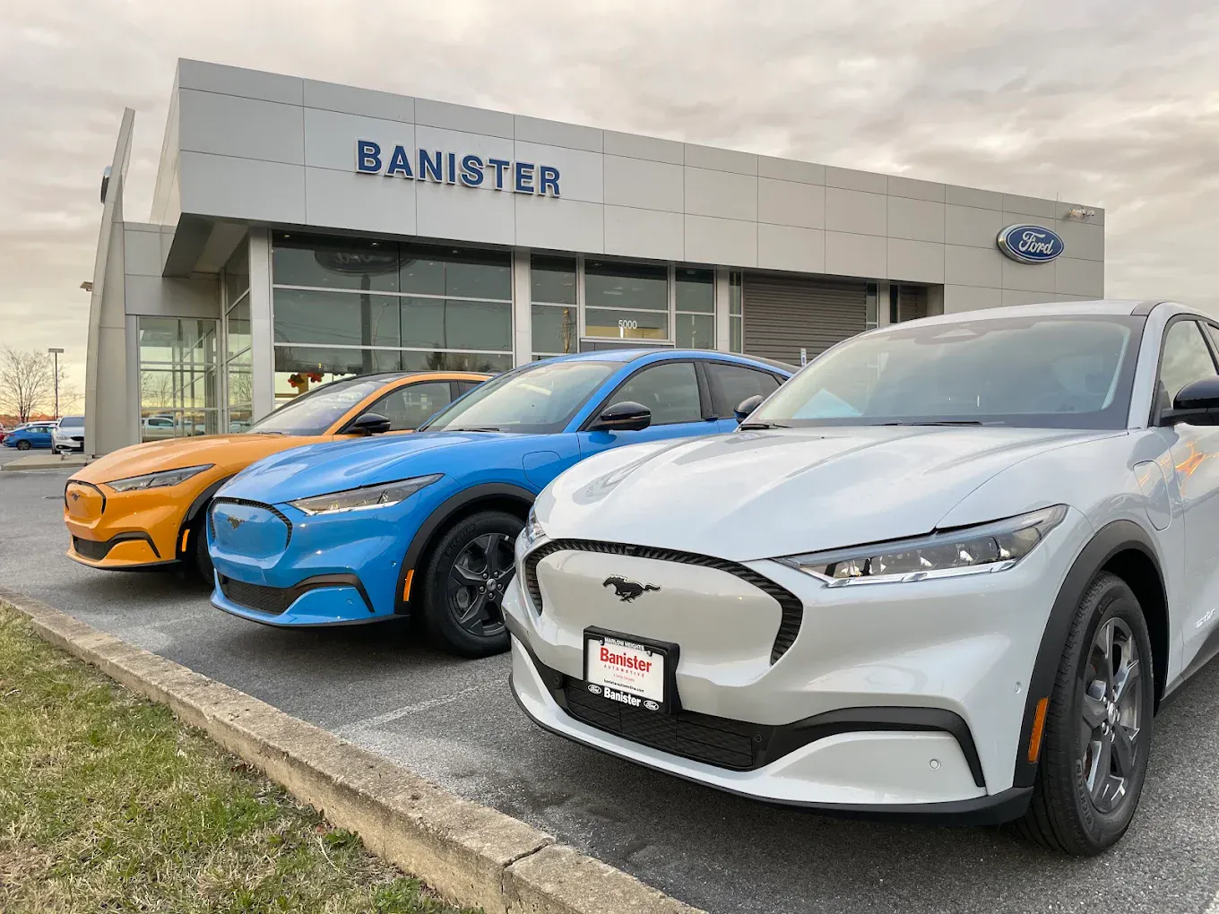 Customers working with the team at Banister Ford of Marlow Heights