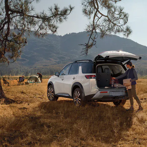 White Nissan Pathfinder