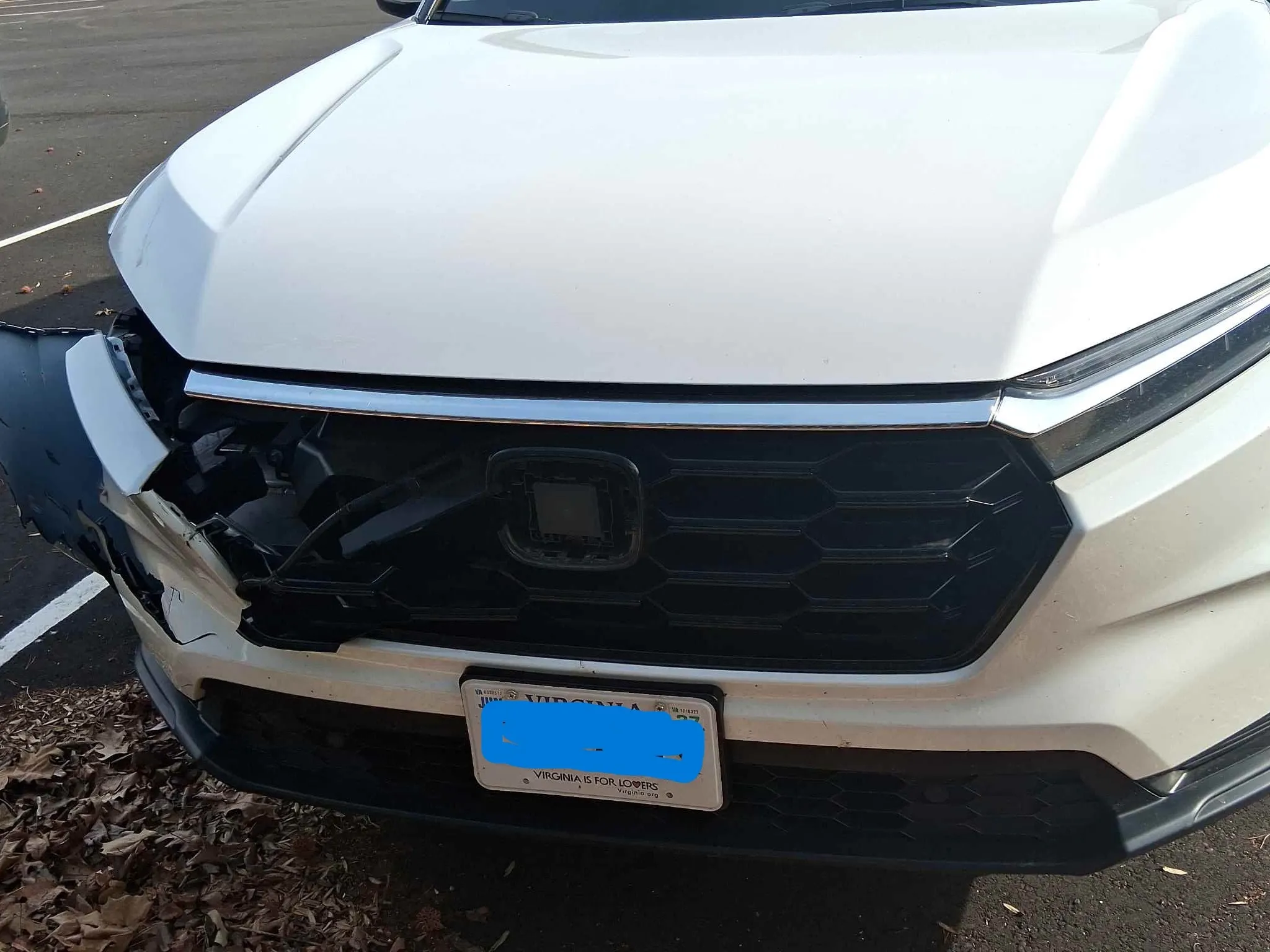 White Honda SUV with front collision damage before repair