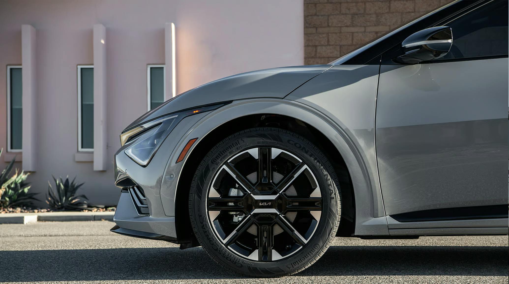 my25-ev6-in-page-gallery-asset-carousel-10