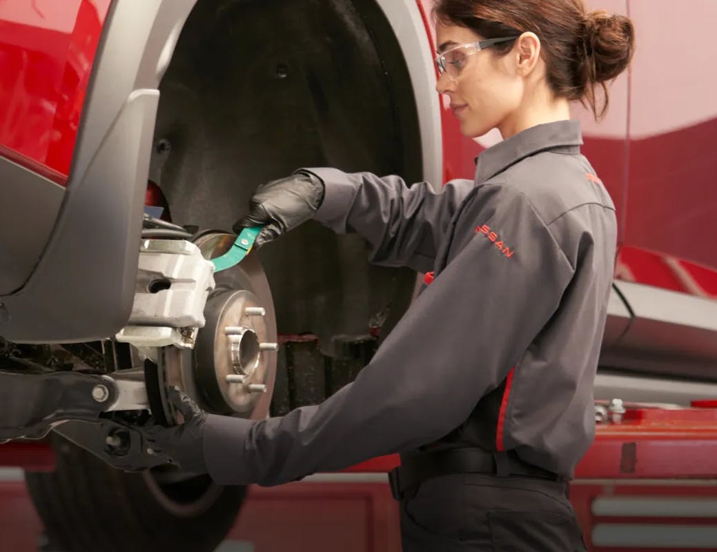 female-tech-brakes-service