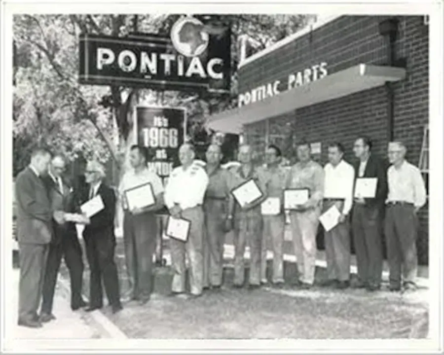 Pontiac Master dealership exterior