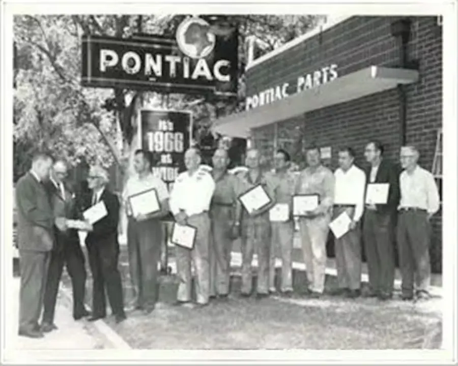 Pontiac Master dealership exterior