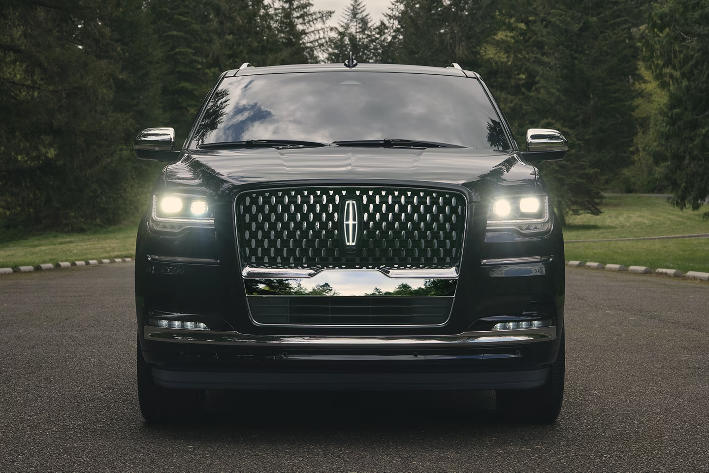 Lincoln Navigator front grille