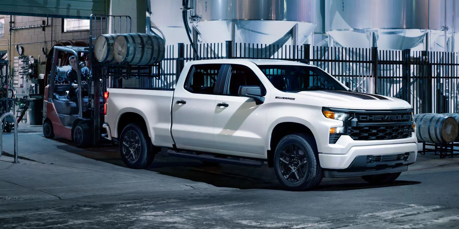 2025-ldretail-rallyedition 2025 silverado 1500 towing a trailer in the city