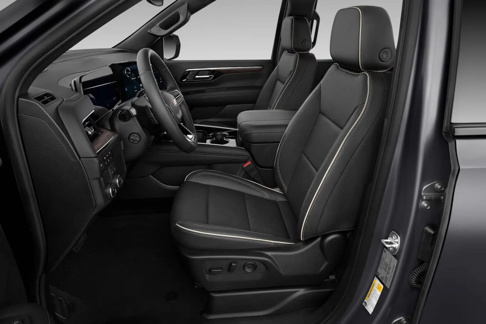 2025_chevrolet_suburban_4dr-suv_premier_ds_izmo_1_1600x1067 Interior of a suburban.