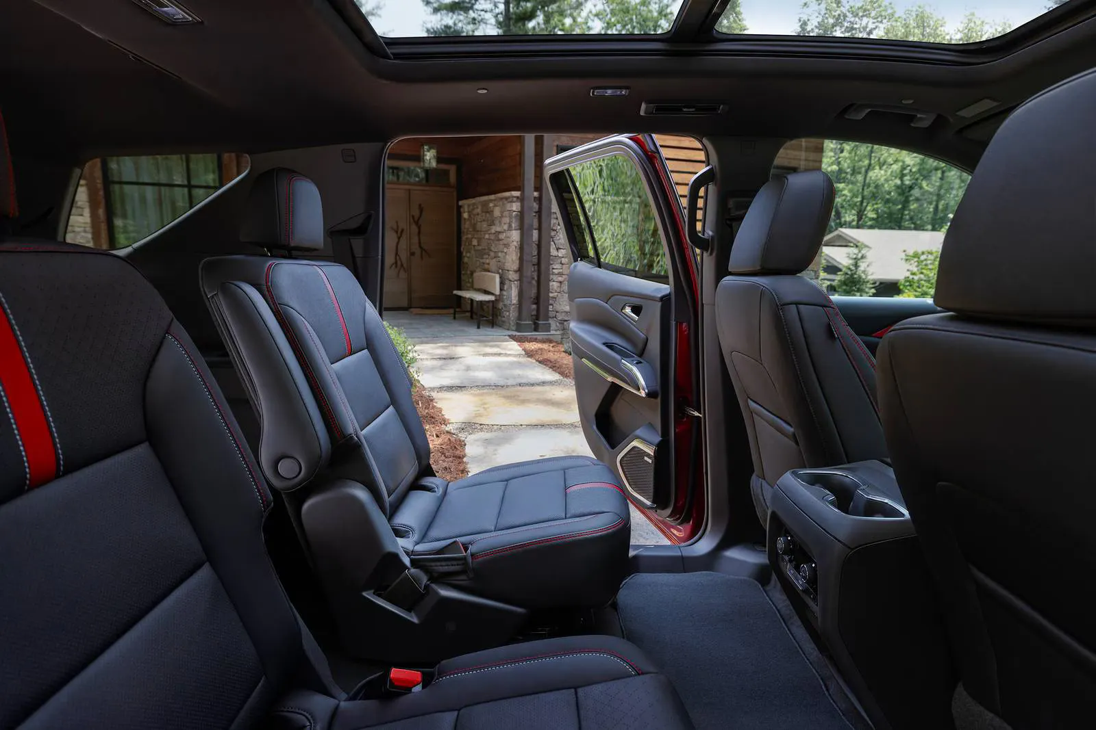 2025_chevrolet_traverse_4dr-suv_rs_i_oem_1_1600x1067 Interior of a chevy traverse.