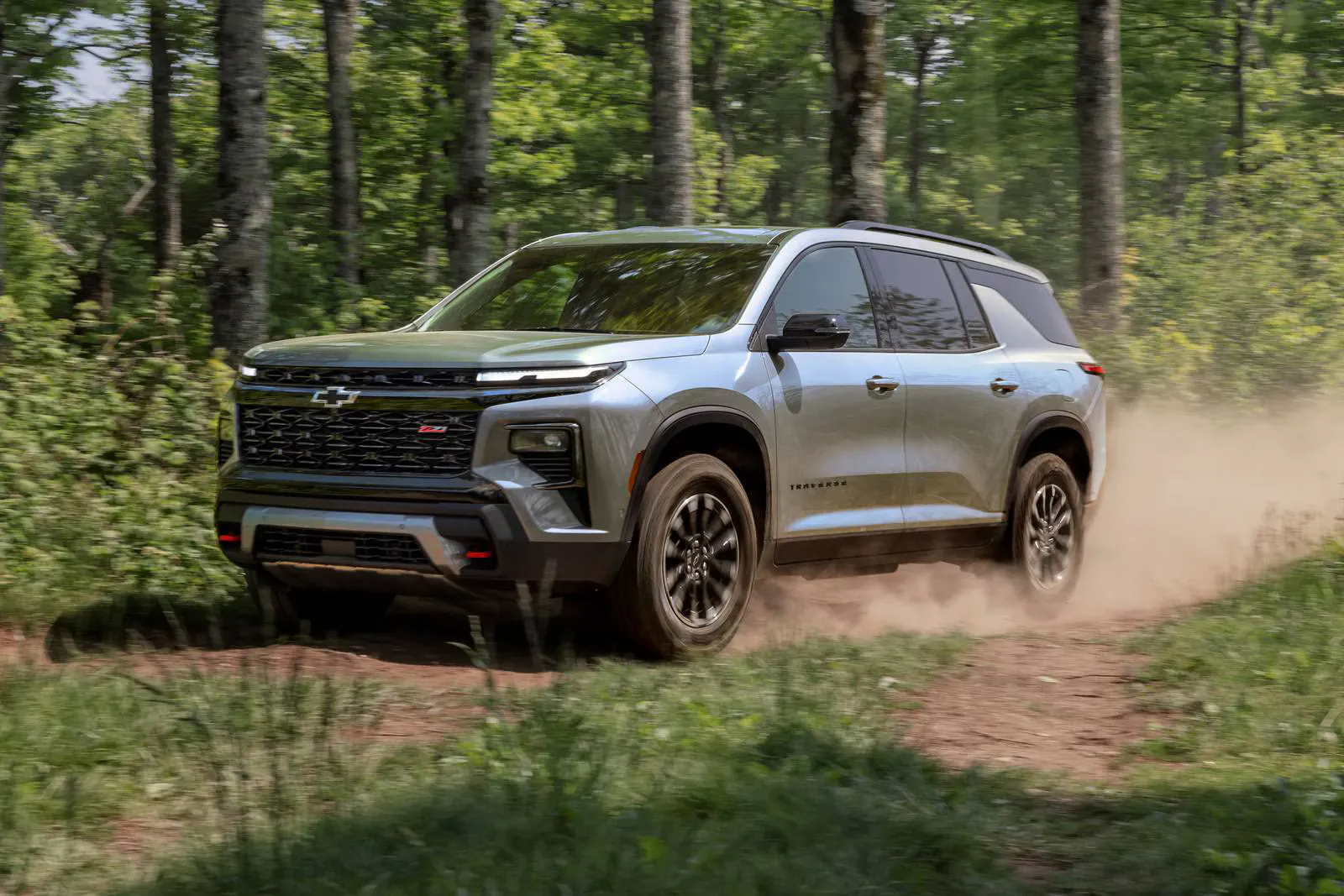 2025_chevrolet_traverse_4dr-suv_z71_fq_oem_4_1600x1067 A green traverse driving off-road.