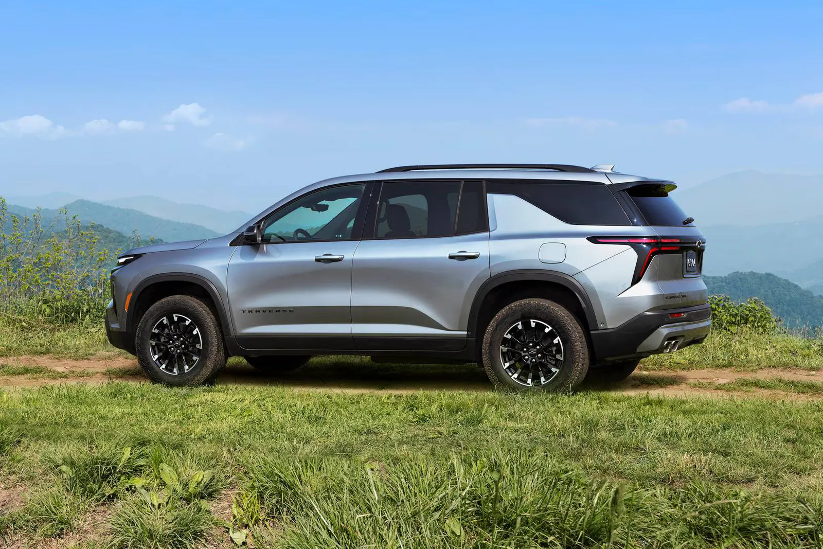 2025_chevrolet_traverse_4dr-suv_z71_s_oem_3_1600x1067 A silver traverse sitting parked.