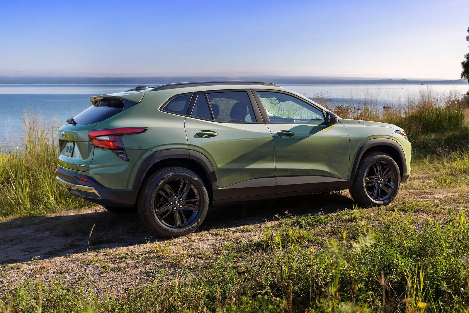 2025_chevrolet_trax_4dr-suv_activ_s_oem_2_1600x1067 A green trax sitting off-road.