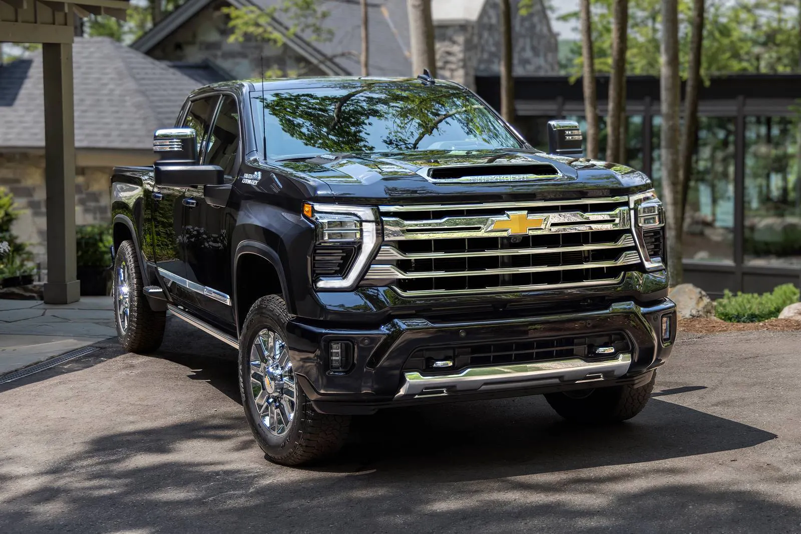 2026_chevrolet_silverado-2500hd_crew-cab-pickup_high-country_fq_oem_3_1600x1067 an exterior view of the front end of the new 2026 Chevy Silverado hd
