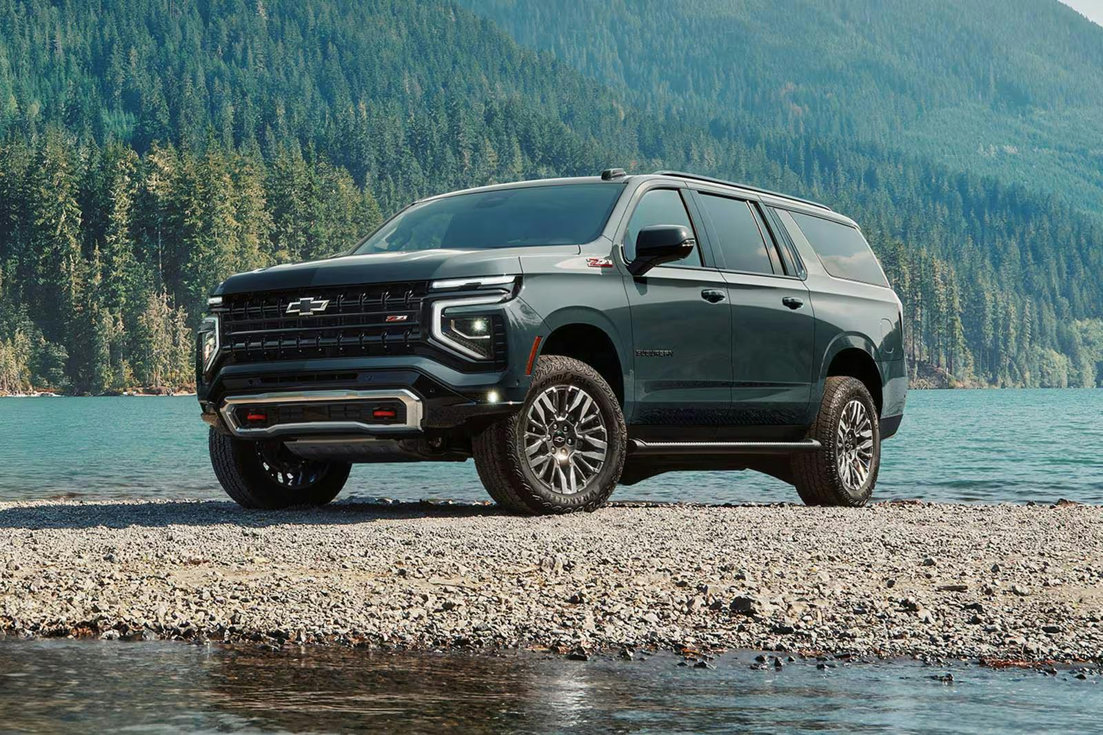 2026_chevrolet_suburban_4dr-suv_z71_fq_oem_1_1600x1067 exterior of the chevy suburban