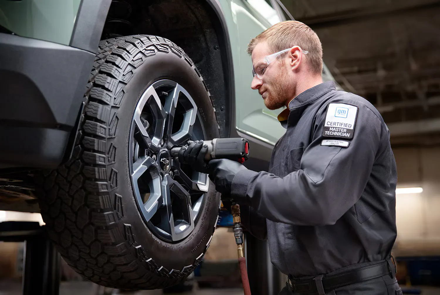 chevy-certified-service-tire-experts-l The tires of a chevy being worked on.